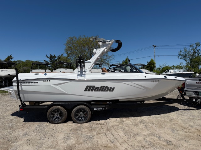2025 Malibu 23 LSV Icon